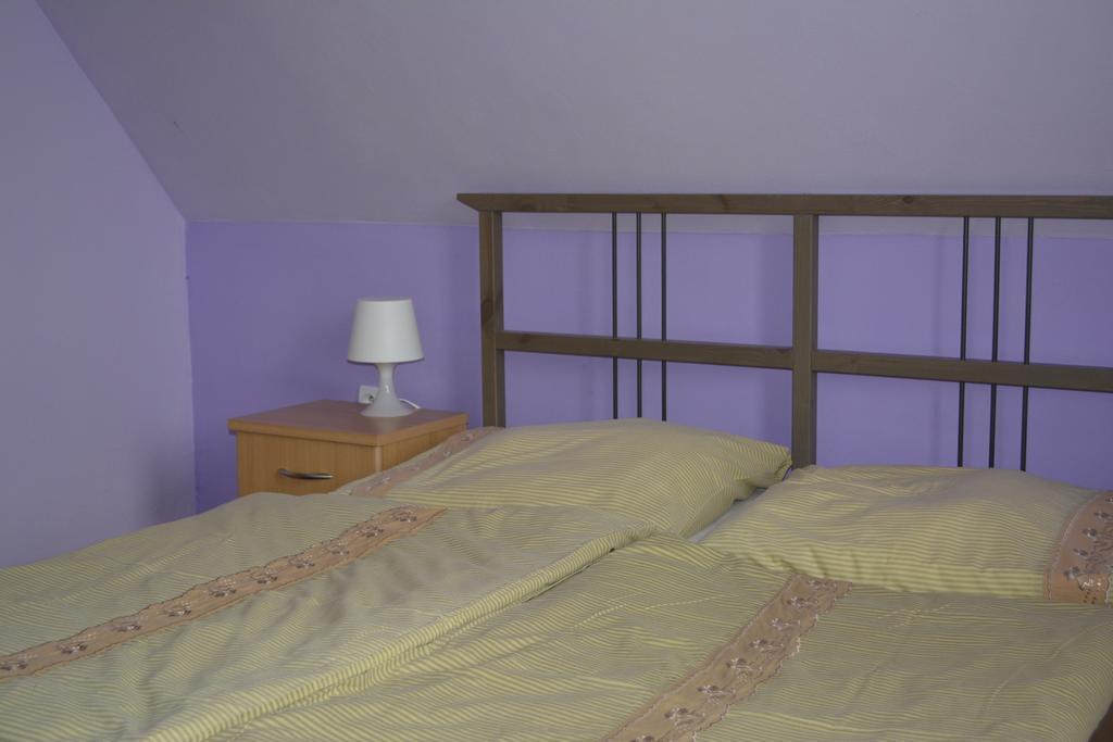 Petunia-Dom S Dvoma Spalnami Bešeňová Rom bilde